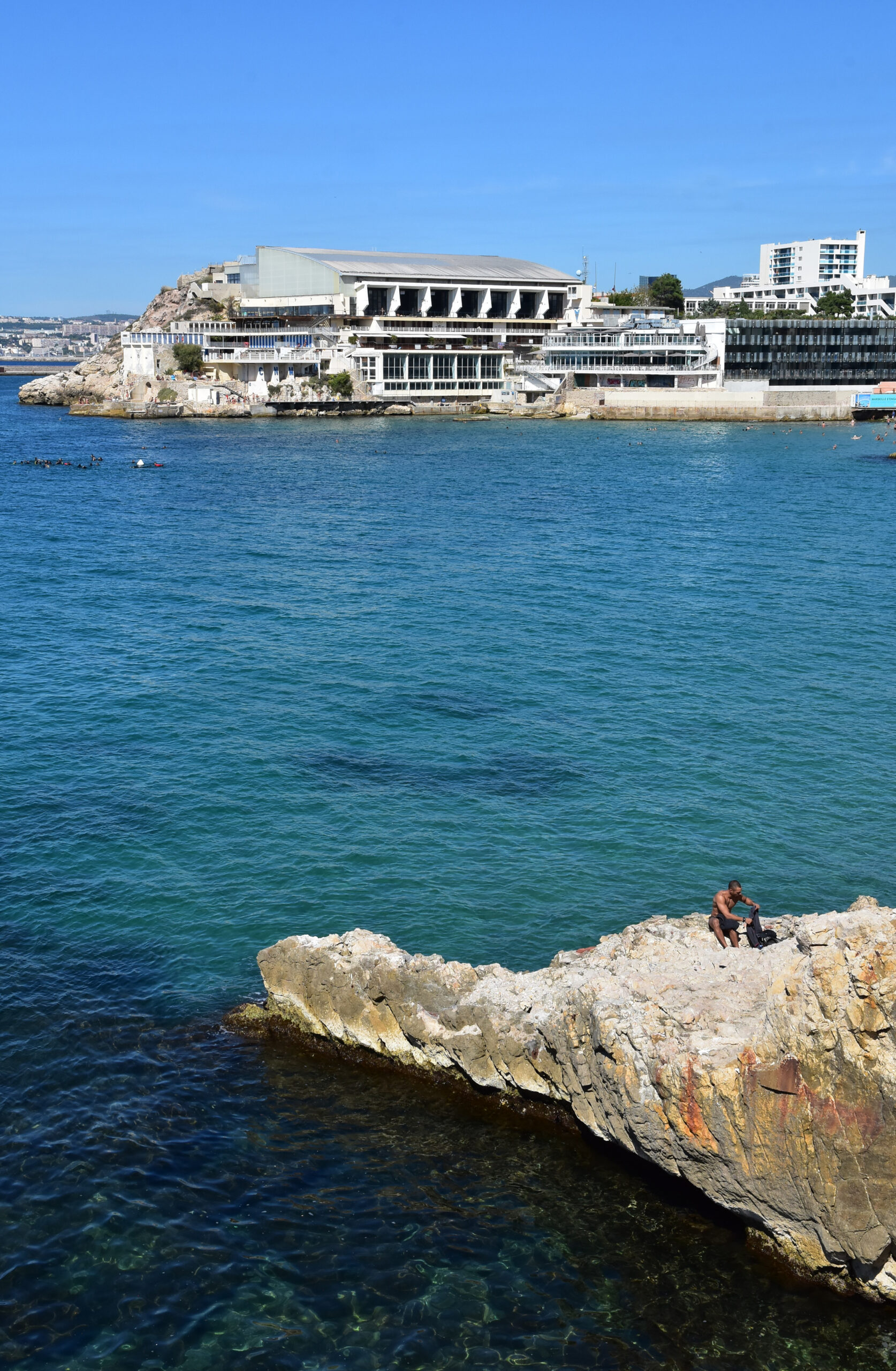 Plage improvisée sous la Corniche entre la plage des Catalans et Vallon des Auffes (c) Agam C. Trinquier (1)