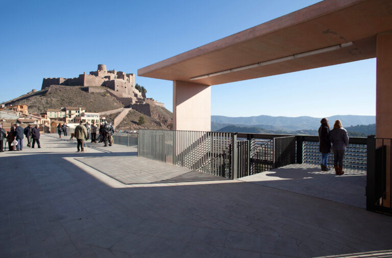 Pr&eacute;au-belv&eacute;d&egrave;re_R&eacute;habilitation du centre civique et nouveaux acc&egrave;s au centre historique de Cardona_Santamaria Arquitectes_photo Francesc Rub&iacute;